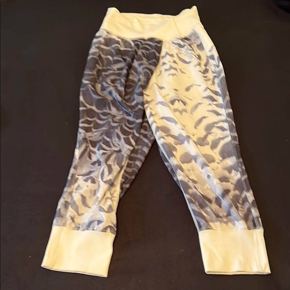 Black and Cream Dance to Yoga Lululemon Athletica Pants Plume Angel Wing Size 4